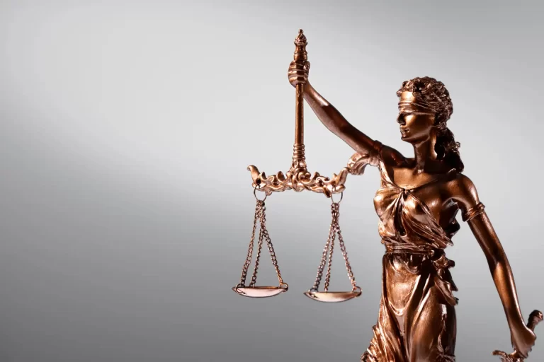 Estátua de bronze da Justiça segurando uma balança, simbolizando a equidade e o sistema judicial. Aposentadoria do caminhoneiro autônomo.