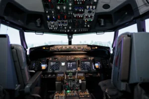 Sobreaviso e reserva: você está recebendo corretamente. Interior de uma cabine de avião com painéis de controle e instrumentos de voo avançados, ideal para pilotos profissionais.