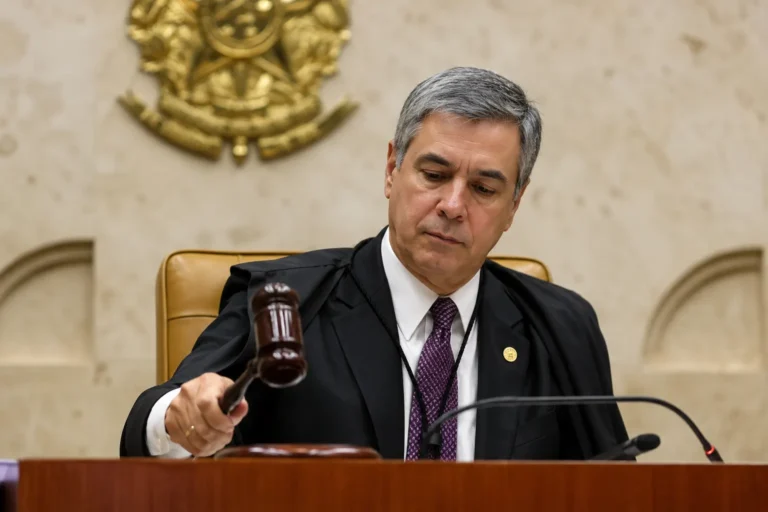 STF derruba a idade mínima da aposentadoria especial: o que muda para você. Foto de um juiz em sessão, usando toga preta e apontando com a mão enquanto sentencia ou conduz o julgamento, com martelo de juiz e brasão ao fundo.