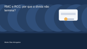 Pessoa idosa analisando cartão consignado, fatura e dívida prolongada